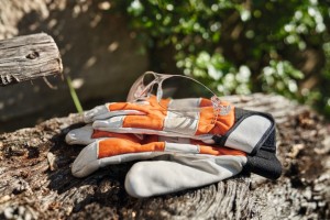 Stihl Okulary ochronne Function Slim, przeźroczyste na rękawicach ochronnych.