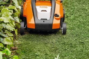 Kompaktowy wertykulator Stihl RLA 240 na trawniku.