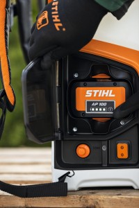 Akumulatorowy opryskiwacz Stihl SGA 85 z zestawem akumulatora AP 200 i ładowarką AL 301.