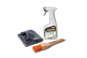Stihl Zestaw Care & Clean Kit MS Plus: butelka z atomizerem Varioclean Eco, ściereczka, szczotka.
