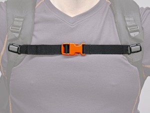 Stihl Pas piersiowy ADVANCE z czarnym paskiem i pomarańczowym zapięciem.
