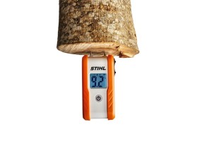 Wilgotnościomierz Stihl z pomiarem na drewnie, wyświetlający wynik na ekranie LCD.