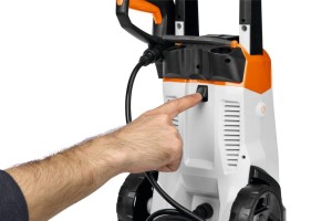 Ręka naciskająca przycisk Stihl Myjka wysokociśnieniowa z akumulatorem zabawka.
