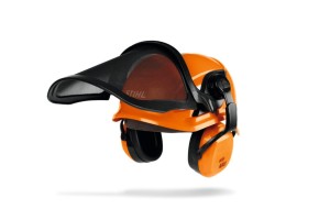 Hełm ochronny zabawka Stihl z nausznikami i osłoną twarzy.