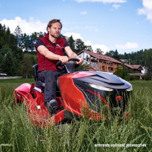 127709-high-grass-traktor-t22-110-4-hdh-a-v2-webshop-mood-2_v1.jpg