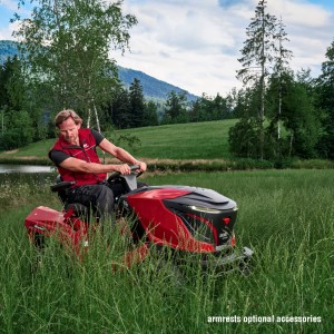 127709-high-grass-traktor-t22-110-4-hdh-a-v2-webshop-mood-3_v1.jpg