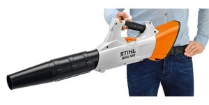 Stihl BGA 100 Dmuchawa akumulatorowa w użyciu.