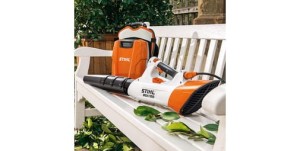 Dmuchawa akumulatorowa Stihl BGA 100 na ławce w ogrodzie.