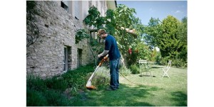 Mężczyzna używający Stihl FSE 31 Kosa elektryczna w ogrodzie.