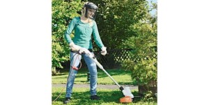 Kobieta korzystająca z Stihl FSE 52 Kosa elektryczna w ogrodzie.