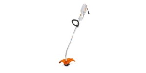 Stihl FSE 60 Kosa elektryczna na białym tle.