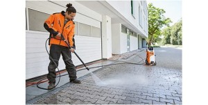 Testowanie myjki ciśnieniowej Stihl RE 170 PLUS podczas czyszczenia powierzchni.