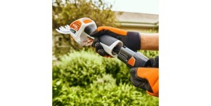 Akumulatorowe nożyce do żywopłotów Stihl HSA 26 w użyciu, zestaw z akumulatorem AS2 i ładowarką AL1.