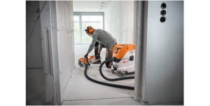 Człowiek używa odkurzacza Stihl SE 133 ME do czyszczenia na sucho i mokro w budynku w trakcie remontu.