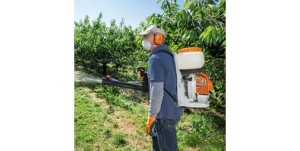 Mężczyzna pracujący w ogrodzie używa Stihl SR 200 Opryskiwacz 10l.