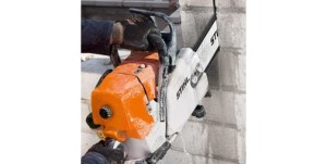 Stihl GS 461 Pilarka do betonu, Prowadnica 45cm GGM w akcji cięcia betonu.