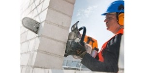 Stihl GS 461 Pilarka do betonu podczas cięcia betonu.