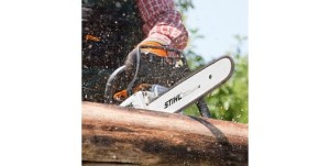 Pilarka spalinowa Stihl MS 251 o mocy 2,2 kW z prowadnicą 35 cm tnąca drewno.
