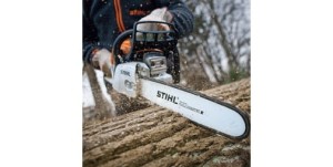 Mężczyzna używający Stihl MS 291 do cięcia drewna.
