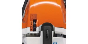 Stihl MS 311 Pilarka spalinowa, zbliżenie na zbiornik paliwa i kontroler oleju.