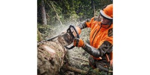 Mężczyzna używający Stihl MS 462 C-M Pilarka spalinowa do ścinania drzewa.