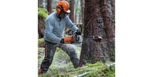 Mężczyzna używający Stihl MS 462 C-M Pilarki spalinowej do ścinania drzewa w lesie.