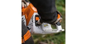 Pilarka spalinowa Stihl MS 500i w trakcie użycia.