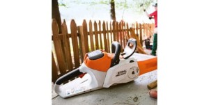 Stihl MSA 200 C-B Pilarka akumulatorowa na tle ogrodzenia