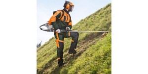 Plecakowa kosa spalinowa Stihl FR 410 C-E podczas pracy na stoku.