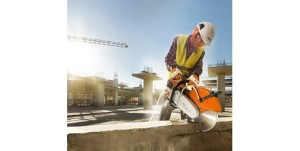 Pracownik budowlany używający Stihl TS 500i Przecinarka do cięcia betonowej ściany.