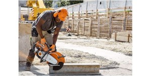 Robotnik używający przecinarki Stihl TS 500i o mocy 3,9 kW / 5,3 KM do cięcia betonu.