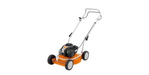 Kosiarka do mulczowania Stihl RM 2 R na białym tle.