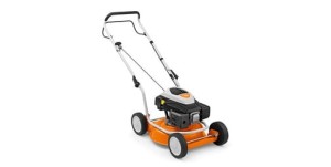 Stihl RM 2 RC Kosiarka do mulczowania na białym tle.
