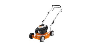 Stihl RM 2 RC Kosiarka do mulczowania na białym tle.