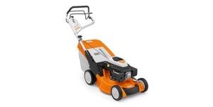 Stihl RM 650 V Kosiarka z napędem Vario na trawniku.