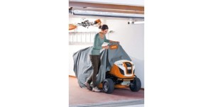 Osoba odsłaniająca Stihl RT 5097 Traktor w garażu.