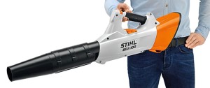 Dmuchawa akumulatorowa Stihl BGA 100 w rękach użytkownika.