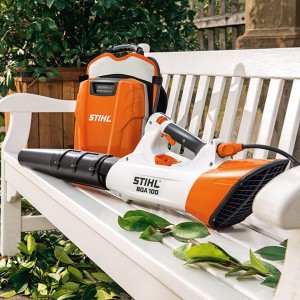 Stihl BGA 100 dmuchawa akumulatorowa na ławce w ogrodzie.