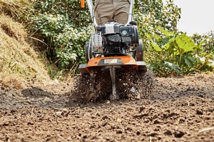 Stihl MH 445 Glebogryzarka w użyciu na małym ogrodzie.