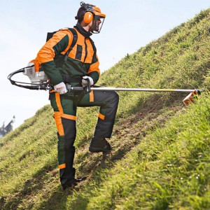 Mężczyzna z Stihl FR 410 C-E Plecakowa kosa spalinowa koszący trawę na zboczu.