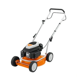Stihl RM 2 RC Kosiarka do mulczowania na białym tle.