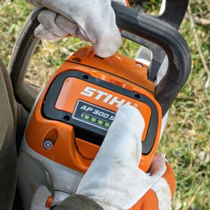 Pracownik  obsługujący Stihl MSA 220 C-B Pilarka akumulatorowa.