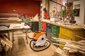 Odkurzacz Stihl SE 133 ME w warsztacie stolarskim.