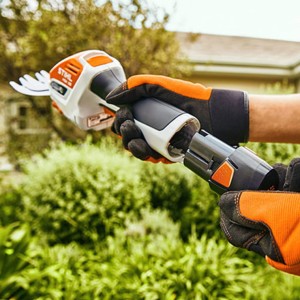Stihl HSA 26 Akumulatorowe nożyce do żywopłotów w ogrodzie.
