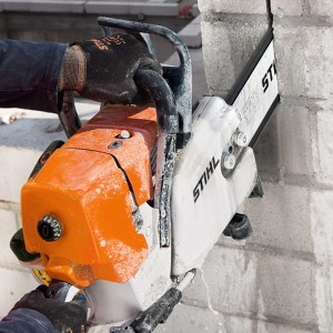 Piła do betonu Stihl GS 461 z 45 cm prowadnicą w trakcie cięcia cegieł.