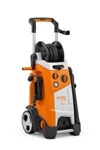 Myjka ciśnieniowa Stihl RE 150 PLUS z bogatym wyposażeniem 140 bar na białym tle.