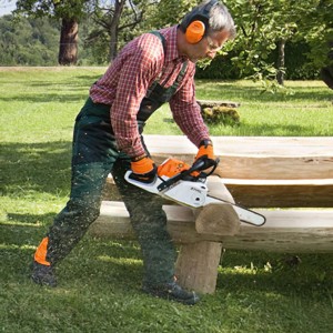 Mężczyzna pracujący pilarką spalinową Stihl MS 231 C-BE.