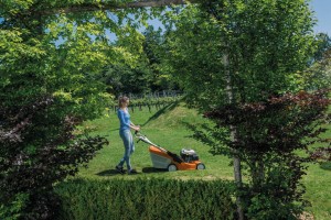 Kobieta kosząca trawnik kosiarką Stihl RM 650 V Kosiarka z napędem Vario.