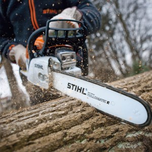 Stihl MS 291 Pilarka łańcuchowa tnie drewno.