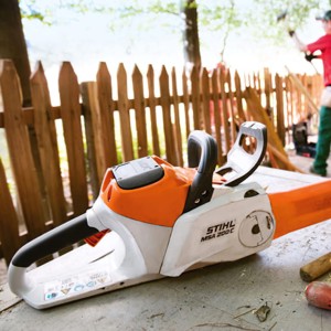 Pilarka akumulatorowa Stihl MSA 200 C-B przy drewnianym płocie.